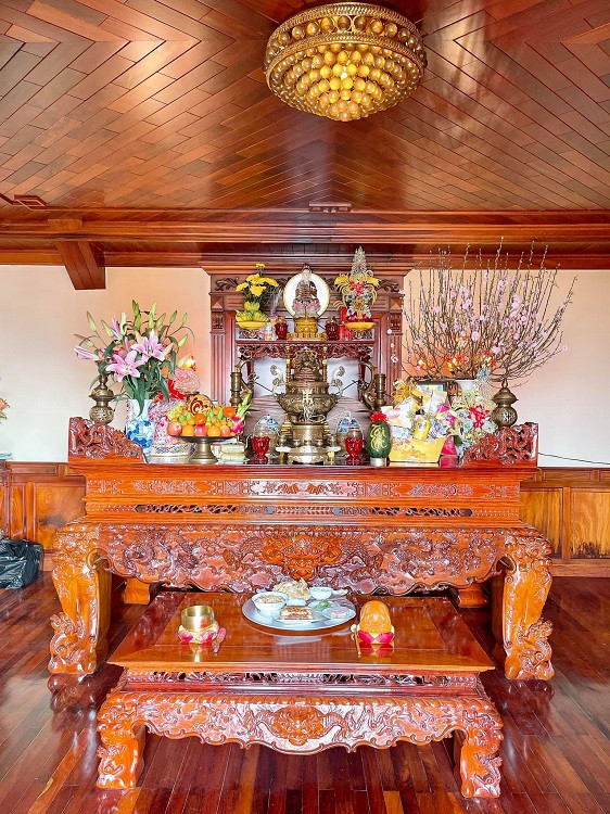 Phòng thờ gây choáng ngợp bởi vẻ uy nghi bề thế. (Ảnh: Nghia Truong)