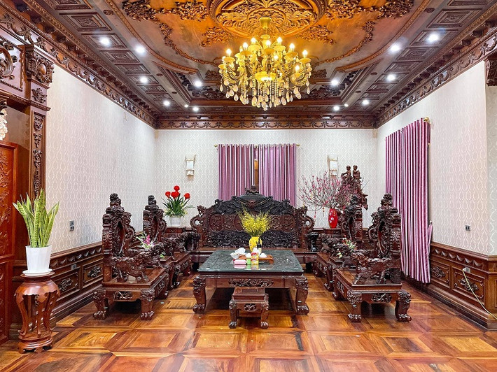 Chất liệu gỗ được tận dụng tối đa trong từng ngóc ngách của căn nhà. Điều đặc biệt, đây đều là loại gỗ quý, nguyên khối được gia chủ nhập từ Lào về.