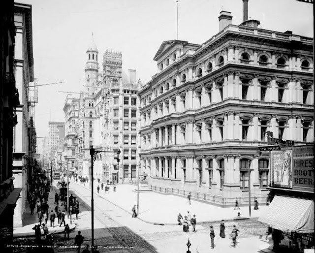 Hàng ngày, nhiều người đến bưu điện ở thành phố Philadelphia để gửi thư từ, bưu phẩm tới các nơi trên lãnh thổ Mỹ.
