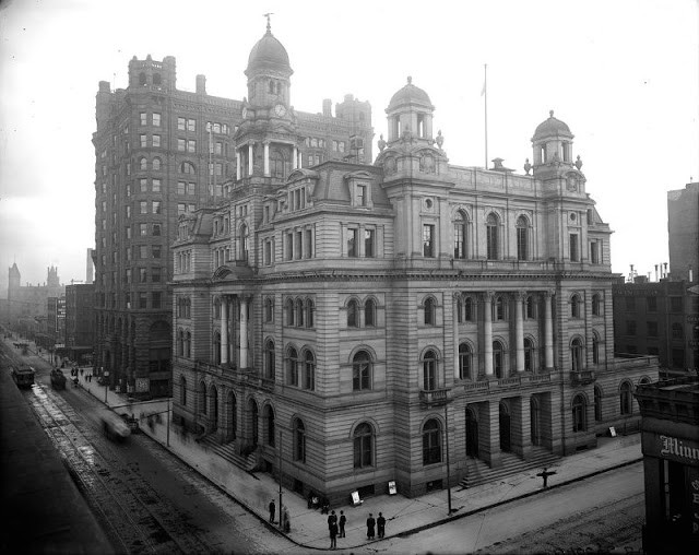 Nhiều người ra vào tòa nhà bưu điện ở thành phố Minneapolis, tiểu bang Minnesota năm 1908.