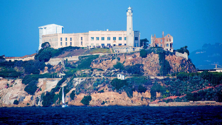 Nhà tù Alcatraz kiên cố nằm cô lập giữ vùng nước lạnh và dòng chảy mạnh của vịnh San Francisco. Trại giam tù nhân này nằm cách đất liền hơn 2 km.