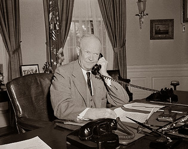 Trên bàn làm việc của Tổng thống Dwight Eisenhower có tới 2 điện thoại cố định để giải quyết công việc.