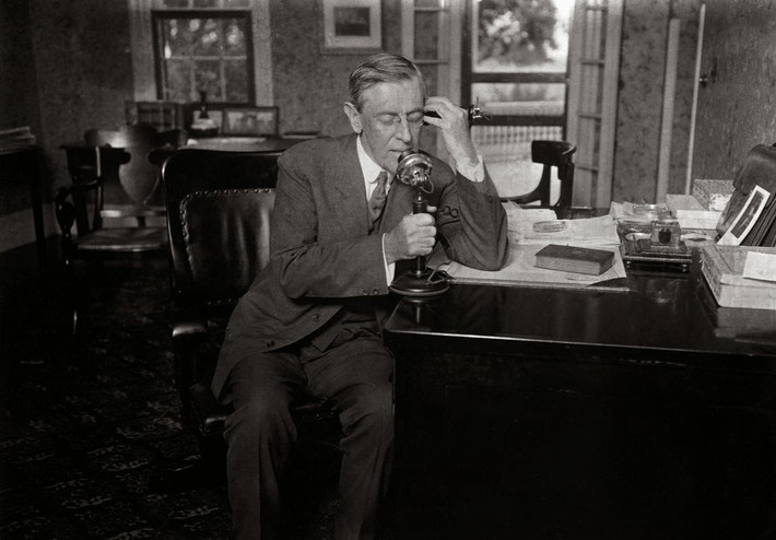 Tổng thống Woodrow Wilson có cuộc trò chuyện qua điện thoại.
