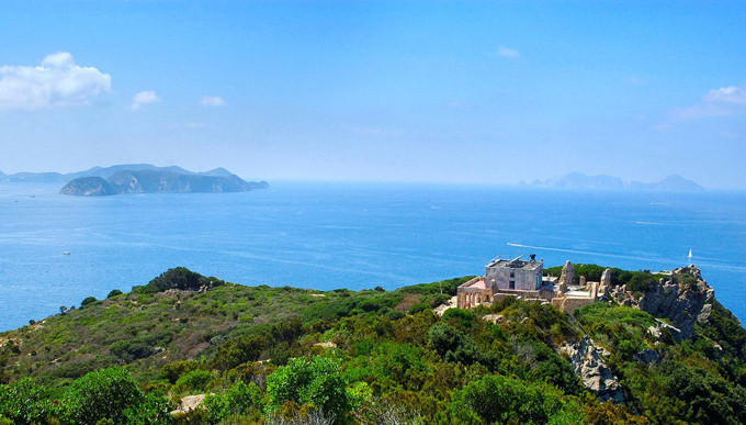 Hòn đảo ở Italy có tên Zannone từng là nơi ăn chơi, tiệc tùng của vợ chồng Marquis Casati Stampa và Anna Fallarino vào những năm 1960. Nơi này thuộc sở hữu của Marquis - hầu tước giàu có nổi tiếng Italy.
