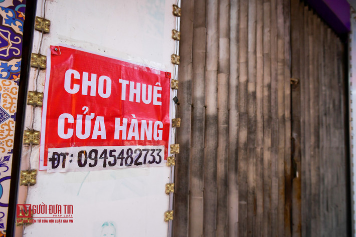 Tương tự đóng cửa quán, anh Nguyễn Văn Hùng - chủ cơ sở kinh doanh tại đường Phạm Ngũ Lão chia sẻ: "Kinh doanh bao năm nay tại phố này mà giờ phải đóng cửa cũng không đành, nhưng giờ khách ít quá doanh thu không đủ trả tiền mặt bằng và thuê nhân viên nên phải dừng thôi. Mặc dù việc đóng cửa sẽ khiến tình hình kinh doanh của chúng tôi gặp nhiều khó khăn, tuy nhiên tôi nghĩ đây là hành động cần thiết trong thời điểm này”.