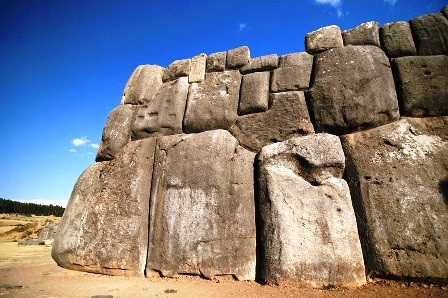 Khi người Tây Ban Nha dẫn quân đến và chiếm đóng thành phố Cusco vào những năm 1500, bức tường Sacsayhuaman bị phá dỡ nhiều phần. Theo đó, nhiều tảng đá được mang đi để xây dựng các công trình khác.