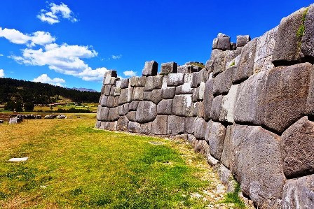 Tàn tích còn lại của bức tường Sacsayhuaman hiện nay là phần bên ngoài. Nó chỉ chiếm khoảng 1/4 kiến trúc ban đầu của khu phức hợp.