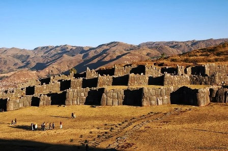 Bức tường của đế chế Inca được xây dựng vô cùng kiên cố theo mô hình ngoằn ngoèo nằm ở ba cấp bậc khác nhau.