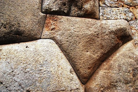 Cách thức thi công công trình này của người Inca vô cùng ấn tượng. Họ sử dụng những tảng đá lớn có kích thước không đồng đều để ghép lại với nhau. Điều kỳ lạ đến khó tin là những tảng đá đó xếp lại với nhau vô cùng vừa vặn giống như trò chơi ghép hình.