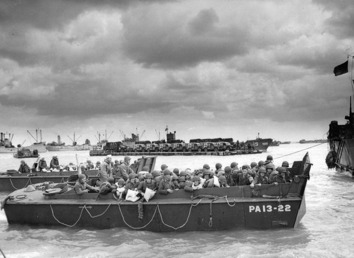Theo các ghi chép lịch sử, sau khi binh lính Mỹ đổ bộ lên đảo Guadalcanal thuộc quần đảo Solomons, hải quân Nhật Bản triển khai nhiều tàu chiến, khu trục hạm... đến vùng biển này.