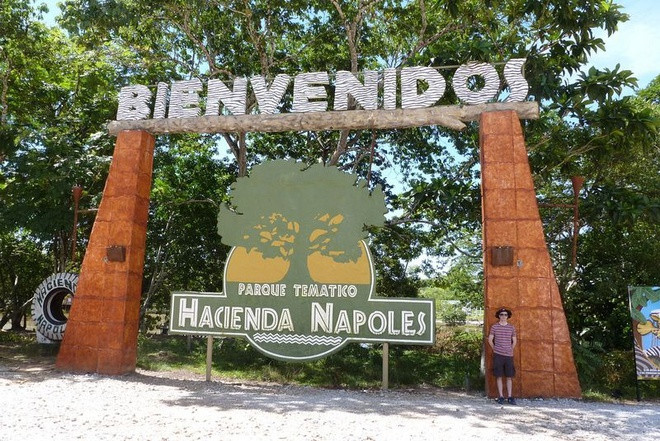Trong Hacienda Napoles, Escobar cho xây dựng căn biệt thự, vườn thú tư nhân, hồ nhân tạo, đường ray, sân bay, đấu trường bò tót...