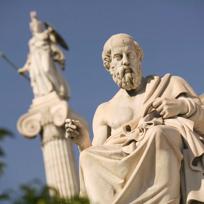 Trong số này, nổi tiếng là việc ông theo học Socrates - triết gia vĩ đại. Dưới sự dạy dỗ và chỉ bảo của người thầy, Plato từng bước trở thành một tên tuổi lớn trong lĩnh vực triết học.