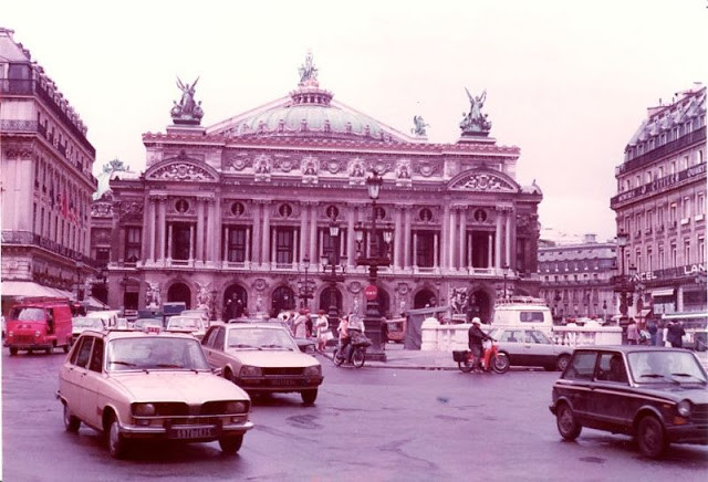 Giao thông sầm uất phía trước một nhà hát ở thủ đô Paris, Pháp.