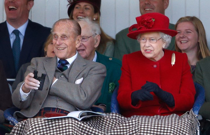 Những khi chỉ có hai người, Hoàng thân Philip gọi Nữ hoàng Elizabeth bằng những biệt danh trìu mến và đầy tình cảm như "em yêu". Những điều này khiến công chúng càng ngưỡng mộ hôn nhân hạnh phúc viên mãn của Nữ hoàng Anh Elizabeth II và Hoàng thân Philip.