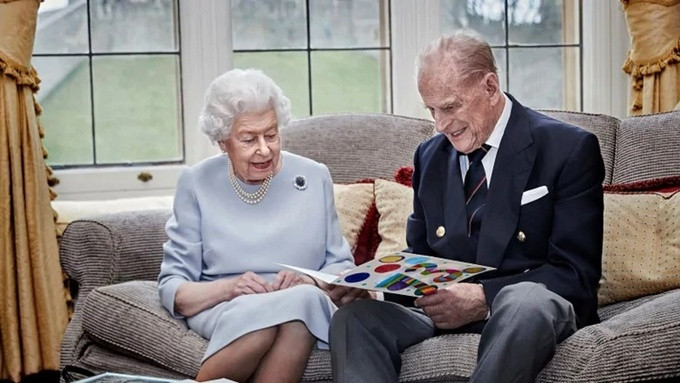 Bốn tháng sau, hôn lễ của Nữ hoàng Elizabeth và Hoàng thân Philip được tổ chức ở nhà thờ Westminster Abbey với sự tham gia của khoảng 2.000 khách mời.
