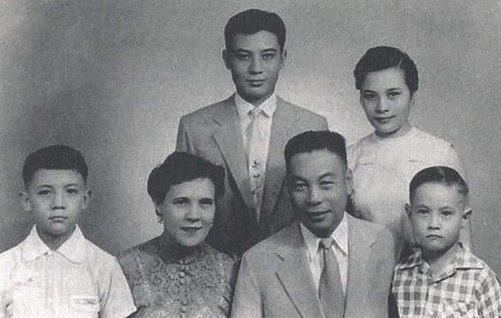 Thậm chí, khi Tưởng Kinh Quốc lên 3 tuổi, Tưởng Giới Thạch đưa một phụ nữ khác về nhà. Kể từ lúc đó, cuộc hôn nhân giữa hai người chỉ còn trên danh nghĩa.