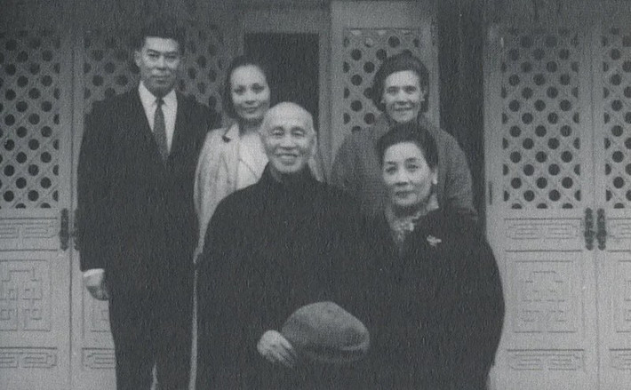 Khi Tưởng Giới Thạch qua đời ở Đài Bắc năm 1975, Tưởng Kinh Quốc lo tang lễ cho cha cùng với Tống Mỹ Linh. Trước khi làm lễ nhập quan cho cha, Tưởng Kinh Quốc tự tay mặc cho ông 7 cái quần, 7 chiếc áo lót và đi đôi giày màu đen. Bên ngoài là một chiếc áo choàng dài và xung quanh thi hài có nhiều vải lụa.