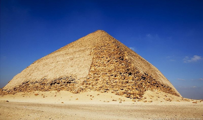 Cụ thể, kim tự tháp Bent cao 101m được xây dựng dưới thời pharaoh Sneferu (vào khoảng năm 2600 trước Công nguyên).