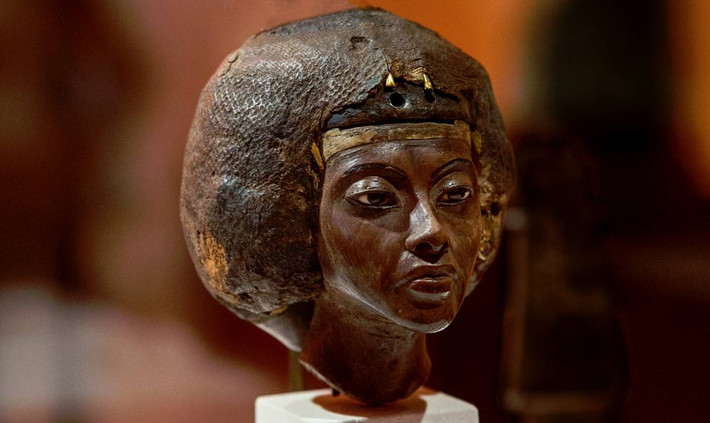 Vua Tut (tên đầy đủ Tutankhamun) nổi tiếng Ai Cập có một bà nội quyền lực là Nữ hoàng Tiye (1398 trước Công nguyên - 1338 trước Công nguyên). Bà nội của Vua Tut là vợ của Amenhotep III - pharaoh thứ 9 thuộc Vương triều thứ 18 của Ai Cập cổ đại thời Tân vương quốc.