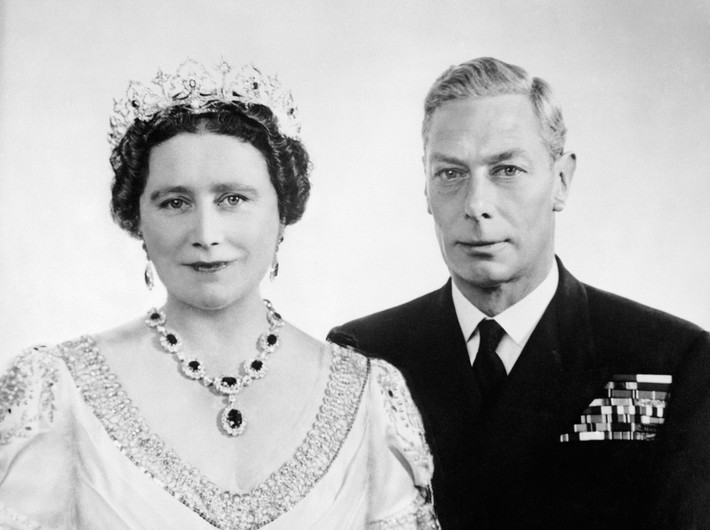 Sinh năm 1900, Hoàng thái hậu Elizabeth Bowles-Lyon là con gái áp út trong số 10 người con của Bá tước Claude Bowes-Lyon. Bà kết hôn với hoàng tử Albert sau 3 lần được cầu hôn.