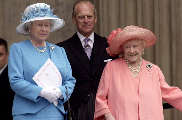 Đến năm 2001, thái hậu Elizabeth Bowles-Lyon chứng kiến con gái Margaret qua đời. Một năm sau, mẹ của Nữ hoàng Elizabeth II qua đời trong lúc đang ngủ.