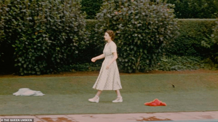 Năm 1953, Nữ hoàng Elizabeth II đi dạo ở khu vực cạnh hồ bơi.