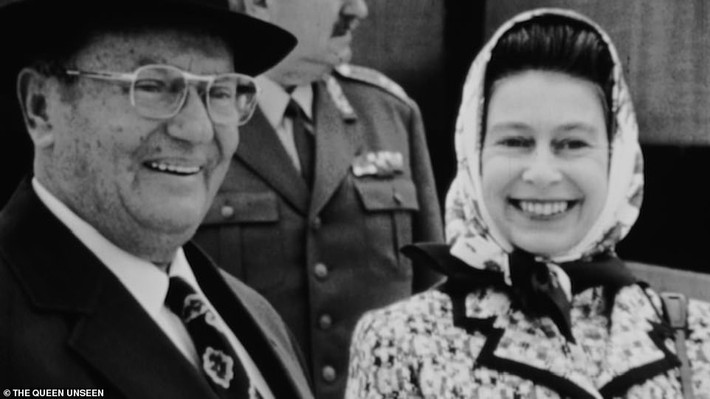 Gương mặt rạng rỡ của Nữ hoàng Elizabeth II trong chuyến thăm Belgrade.