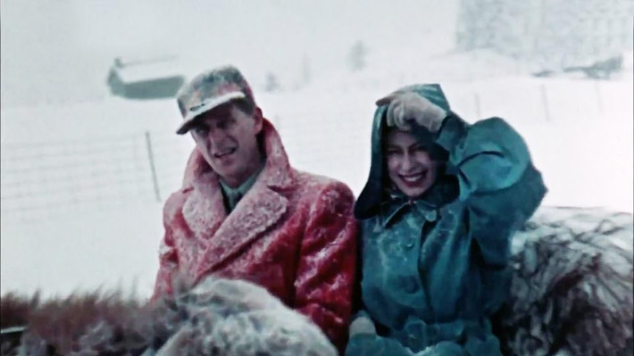 Nữ hoàng Elizabeth II cùng chồng - Hoàng thân Philip thích thú đi xe trượt tuyết trong chuyến công du Canada năm 1951.
