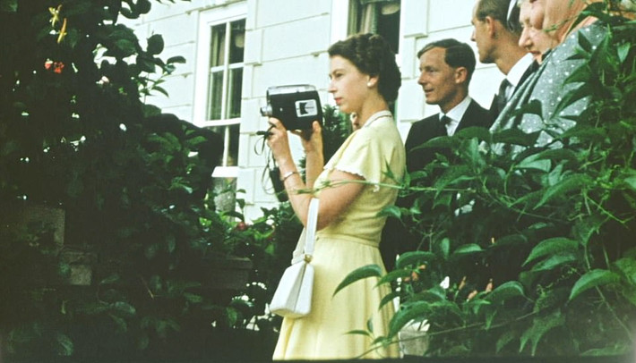 Với sở thích chụp ảnh, Nữ hoàng Elizabeth II sử dụng máy ảnh cá nhân chụp những khoảnh khắc thú vị khi đến thăm New Zealand năm 1953.