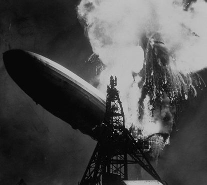 Khoảng 25 phút sau, lửa bất ngờ bùng phát ở phía đuôi khinh khí cầu Hindenburg. Kế đến, lửa nhanh chóng lan rộng. Theo một số nhân chứng, khinh khí cầu Hindenburg cháy rụi hoàn toàn trong vòng chưa đến 1 phút. Do sự cố diễn ra quá nhanh lên một số người nhảy qua cửa sổ xuống đất để thoát thân. Dù vậy, 35 trong tổng số 97 người trên khinh khí cầu Hindenburg thiệt mạng.