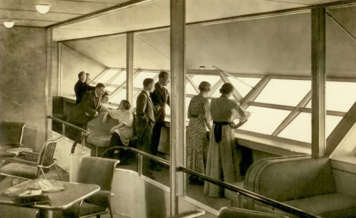 Khinh khí cầu Hindenburg thực hiện chuyến bay thương mại đầu tiên vào tháng 3/1936. Nó chủ yếu thực hiện các chuyến hành trình từ Đức đến khu vực Bắc Mỹ và Nam Mỹ.