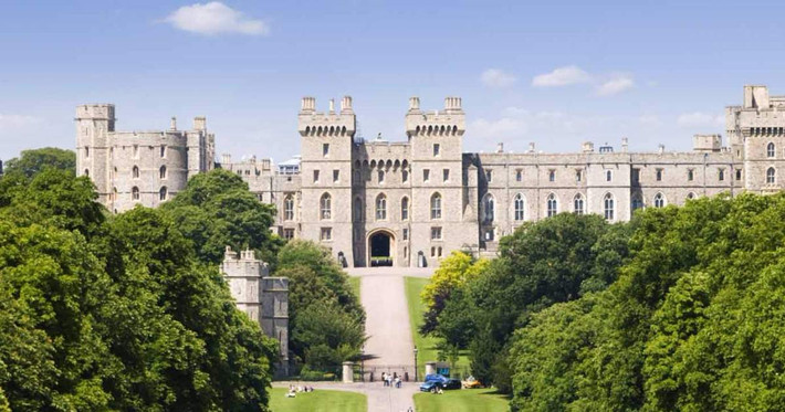 Không chỉ một, lâu đài Windsor được cho là bị ma ám bởi nhiều hồn ma. Trong số này, một số người kể rằng bắt gặp hồn ma của Vua Henry VIII, Vua George III hay Nữ hoàng Elizabeth I...