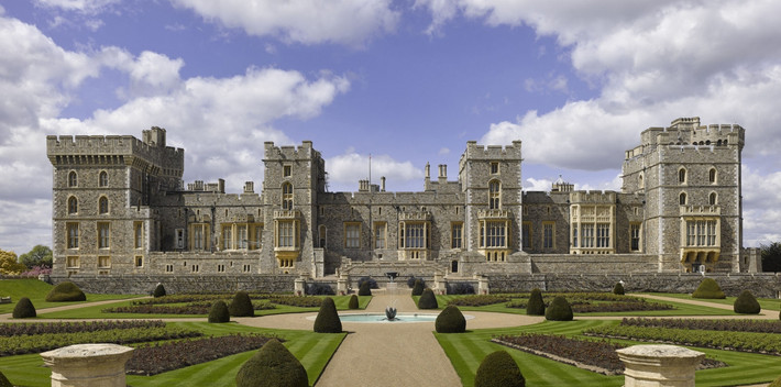 Một lâu đài nổi tiếng nước Anh được nhiều người biết đến là Windsor. Nằm tại Berkshire, lâu đài này là một trong những tài sản thuộc sở hữu của Hoàng gia Anh trong nhiều thế kỷ qua.