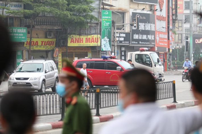 Khoảng 23h30 ngày 3/4, người dân sinh sống trên phố Tôn Đức Thắng (Hà Nội) bàng hoàng phát hiện vụ hỏa hoạn xảy ra tại một cửa hàng bán đồ sơ sinh.