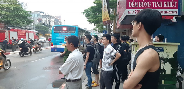 Theo ghi nhận tại hiện trường nơi xảy cháy, đây là cửa hàng bán đồ sơ sinh, có nhiều vật liệu dễ cháy như bỉm, giấy, quần áo…