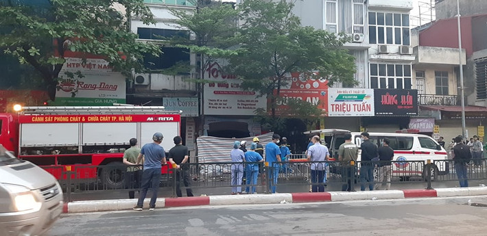 Lực lượng chức năng đã điều hàng chục xe chữa cháy tới hiện trường. Đến khoảng 3h30 ngày 4/4 đám cháy đã được dập tắt. Đường Tôn Đức Thắng đang tạm thời phong tỏa để phục vụ cho việc chữa cháy, cứu hộ, cứu nạn.