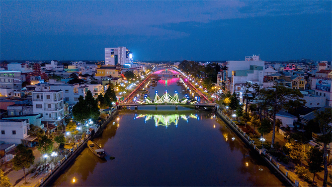 Theo Báo Sóc Trăng, tên gọi của tỉnh Sóc Trăng đã được ghi chép trong các sách như Khâm Định Đại Nam hội điển sự lệ, Địa bạ Nam Kỳ lục tỉnh, hoặc những quyển sách khảo cứu của Vương Hồng Sển, Sơn Nam, Lê Hương, Hứa Hoành... Theo đó, tên gọi Sóc Trăng phiên dịch theo tiếng Khmer là “Srok Khleang”. Trong đó, “Srok” nghĩa là “xứ”, “cõi”, “Khleang” là “kho”, “vựa”, chỗ chứa nhiều vàng, bạc của nhà vua. Srok Khleang có nghĩa là kho chứa vàng bạc của vua. Dưới triều của vua Minh Mạng, Sóc Trăng được đổi tên thành Nguyệt Giang tỉnh.