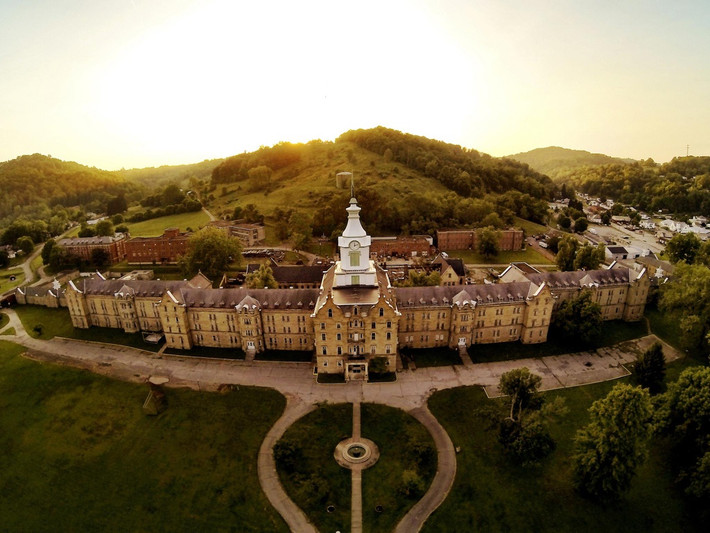 Bệnh viện tâm thần Trans-Allegheny Lunatic Asylum: Bệnh viện tâm thần Trans-Allegheny Lunatic Asylum là nhà của hàng nghìn người mắc bệnh tâm thần từ năm 1864. Hàng trăm người đã chết trước khi cơ sở đóng cửa vào năm 1994. Các linh hồn được cho là đã ám ảnh địa điểm này trong thời kỳ nội chiến, khi căn cứ tị nạn phục vụ như một đồn quân sự. Ảnh: Vice.