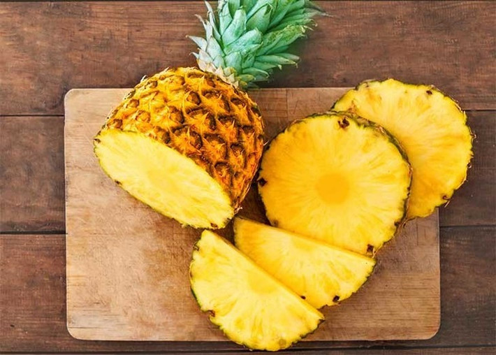 Dứa có hàm lượng phốt pho, kali và natri thấp hơn cam, chuối hoặc kiwi. Nó còn là nguồn cung cấp chất xơ và vitamin A dồi dào. Đồng thời, dứa cũng chứa bromelain, một loại enzyme có thể giúp giảm chứng viêm và làm tan sỏi thận. Ảnh Internet