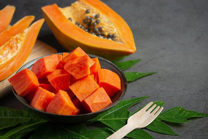 Đu đủ tính mát, vị ngọt, nhiều nước, vitamin, ít Kali và là một trong những loại trái cây mà người bệnh suy thận có thể sử dụng. Bạn có thể dùng đu đủ chín ăn giải nhiệt mỗi ngày hoặc dùng đu đủ sống để làm gỏi, trộn salad với các món ăn khác. Ngoài ra, có thể làm sinh tố đu đủ chín để dễ sử dụng hơn. Ảnh Internet