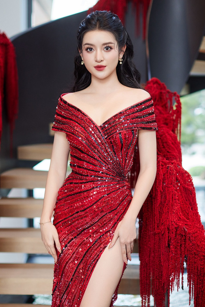 Nàng á hậu trang điểm sắc sảo, uốn tóc bồng bềnh, làm nổi bật nhan sắc quyến rũ.