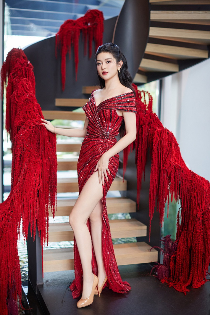 Để khẳng định dấu ấn riêng, Á hậu Huyền My diện mẫu đầm dạ hội xẻ cao đính đá tỉ mỉ khoe đường cong gợi cảm.