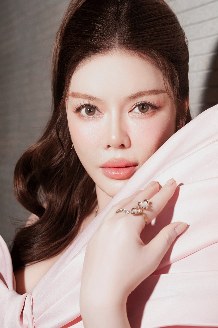 Tất cả tạo nên một tổng thể hài hòa, giúp cô trở nên nổi bật và thu hút mọi ánh nhìn.