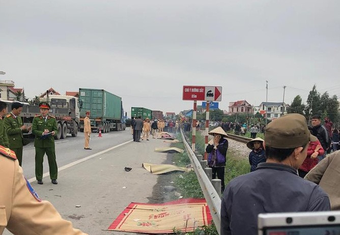 Vụ tai nạn ở Hải Dương, xe tải đâm vào đoàn cán bộ xã Kim Lương (huyện Kim Thành, tỉnh Hải Dương) khiến 8 người chết, 8 người bị thương khiến cả làng Lương Xá Nam và Lương Xá Bắc chìm trong tang thương, nước mắt.