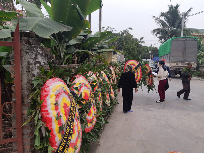 Những vòng hoa tang trải khắp đường làng.