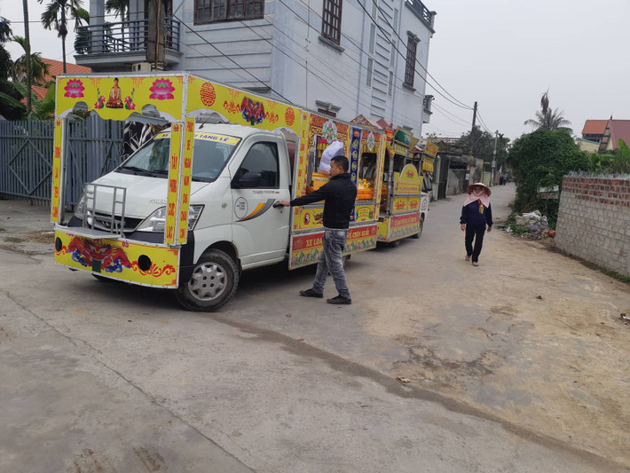 Những cỗ xe tang xuất hiện nhiều nơi.
