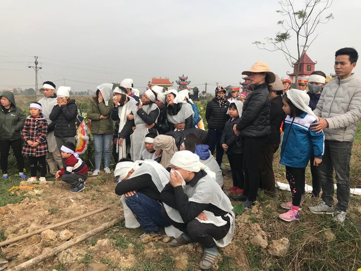 Nỗi đau đột ngột mất người thân ruột thịt của gia đình các nạn nhân.
