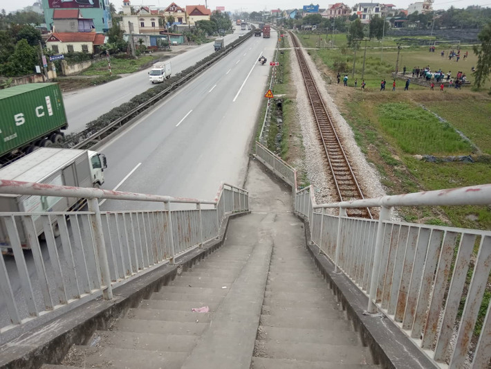 Tuy nhiên, nhiều người cho rằng, một nguyên nhân khác khiến vụ tai nạn thêm phần thảm khốc là do cây cầu vượt cho người đi bộ qua Quốc lộ 5 được cho là thiết kế sai về mặt nguyên tắc thiết kế, có nhiều điểm bất hợp lý khi mở lối cho người đi bộ xuống thẳng Quốc lộ 5.