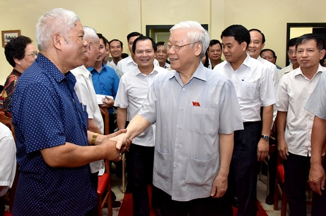 “Không phải cứ kỷ luật nhiều mới là tốt. Tuy nhiên, phải làm rất nghiêm. Nghiêm không có nghĩa nặng mới là nghiêm mà phải hợp tình hợp lý, tâm phục khẩu phục, đúng luật pháp”, Tổng Bí thư nhấn mạnh và khẳng định, trước kia có vụ án bao nhiêu năm còn để "chìm xuồng" nhưng gần đây, vụ nào được đưa ra là đều làm đến nơi đến chốn", Tổng Bí thư nói. Ảnh: Báo Nhân dân.