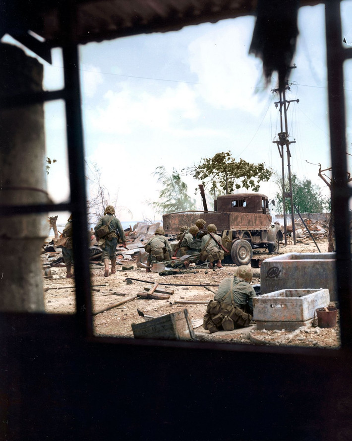 Thủy quân lục chiến Mỹ giao tranh với binh lính Nhật Bản tại Saipan năm 1944.